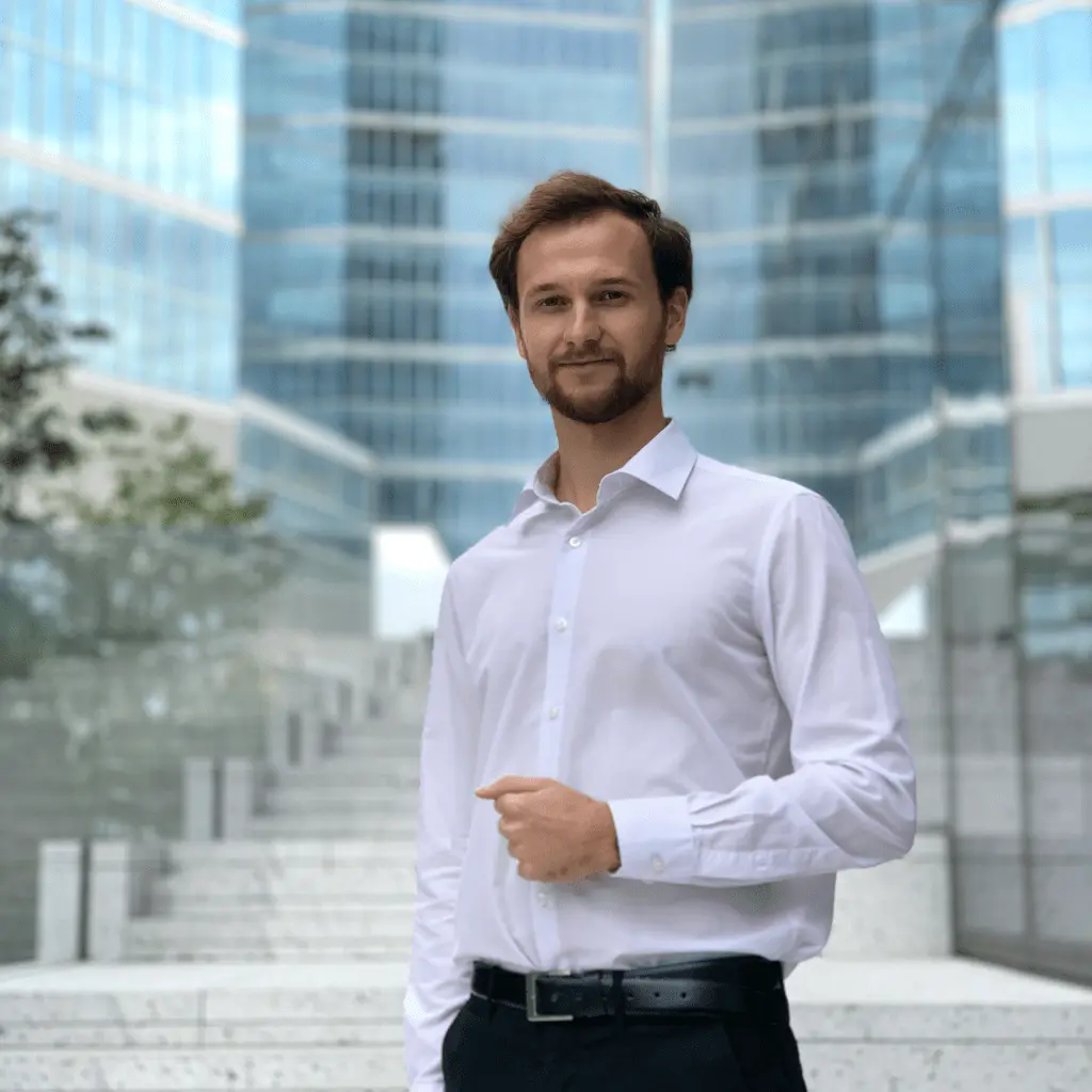 Homely Estates - Biuro Nieruchomości - Zdjęcie Agenta Nieruchomości - Maciej Cichecki